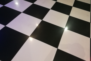 Dallage à damier de salle de bain