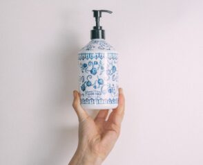 Innovation et style : pourquoi choisir un porte-papier toilette original pour votre salle de bain