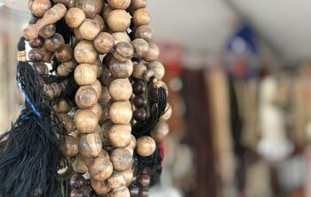 Les avantages des bijoux en bois : une touche naturelle, élégante et confortable